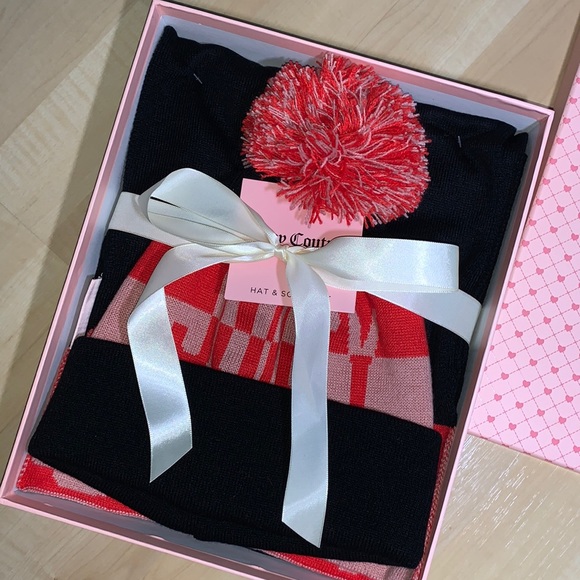 JUICY COUTURE Pom Hat Toque and Scarf Gift Set in box - Picture 2 of 10